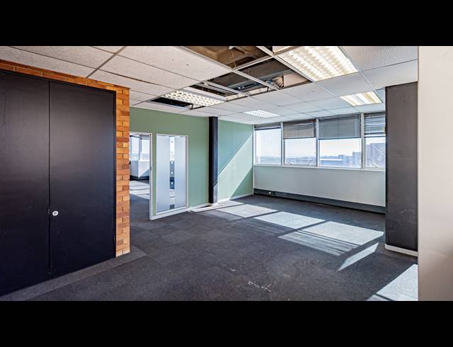 1,100M² OFFICE TO LET IN FERNDALE
